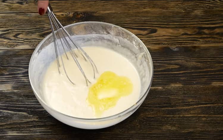 U tijesto dodajte rastopljeni maslac.