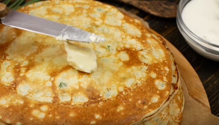 Avant de servir des crêpes au fromage, il est conseillé de les lubrifier avec un morceau de beurre.