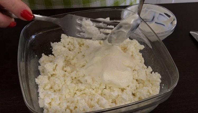 Add sour cream and sugar to the curd.