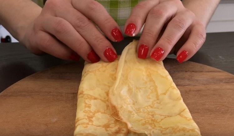 En nuestra receta con una foto, puede ver paso a paso cómo envolver los panqueques con queso cottage.