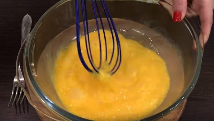 Upang magsimula, matalo ang mga itlog ng whisk.