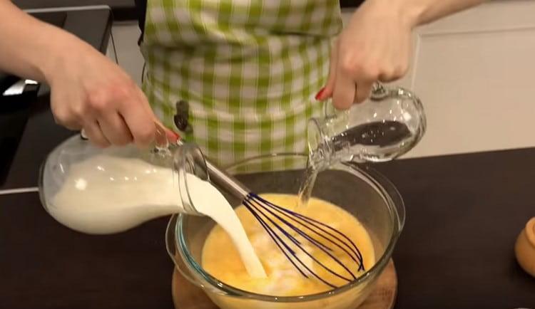 Les crêpes avec du fromage cottage seront plus savoureuses si la pâte est cuite au lait.