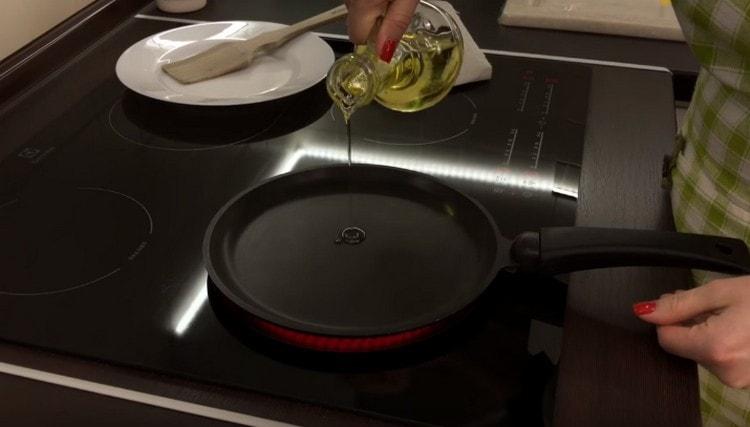 We drip a little vegetable oil into the pan and rub it with a napkin.