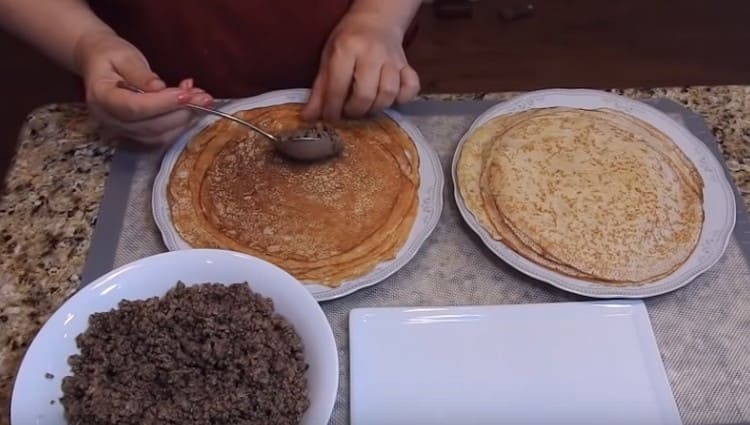See how to properly wrap minced pancakes.