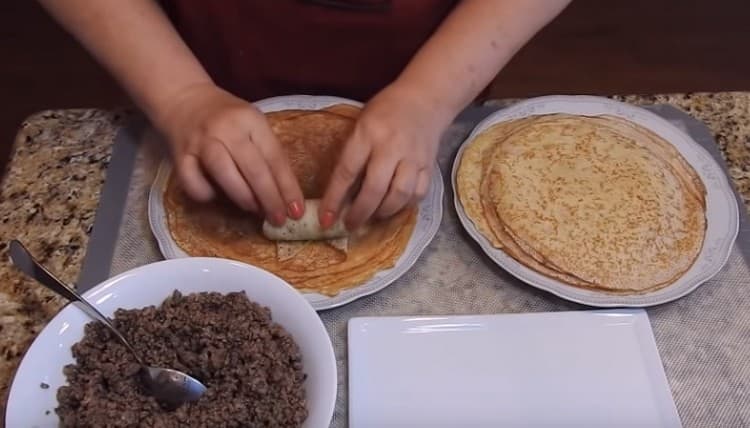 As you can see, making stuffed pancakes with minced meat is easy.
