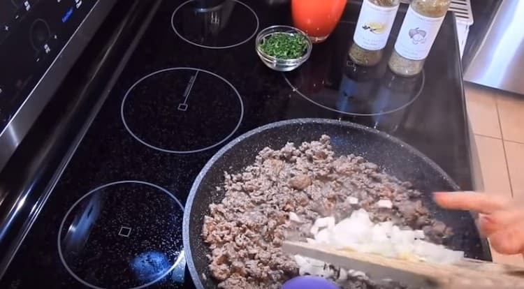Add the onion to the minced meat.