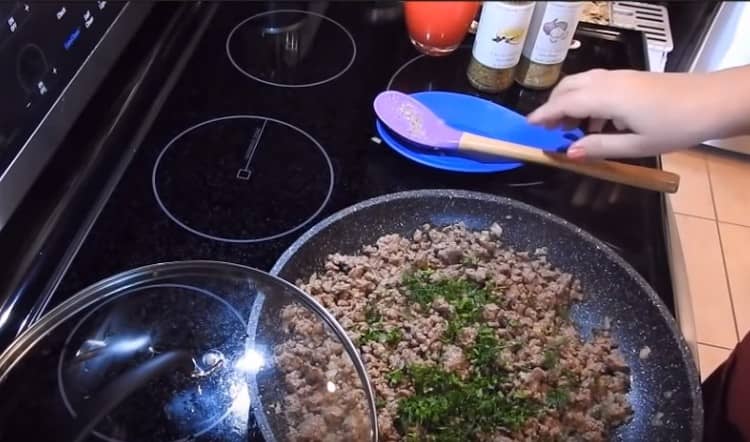 En fin de cuisson, ajoutez des feuilles de légumes hachées finement à la viande hachée.