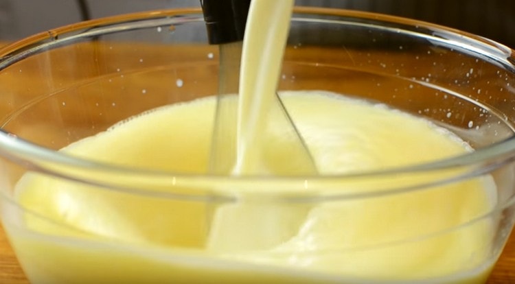 U masu od jaja dodajte mlijeko i brašno, umutite.