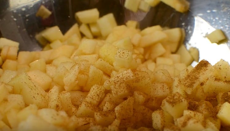 Prepare el relleno de manzana para panqueques con azúcar y canela.