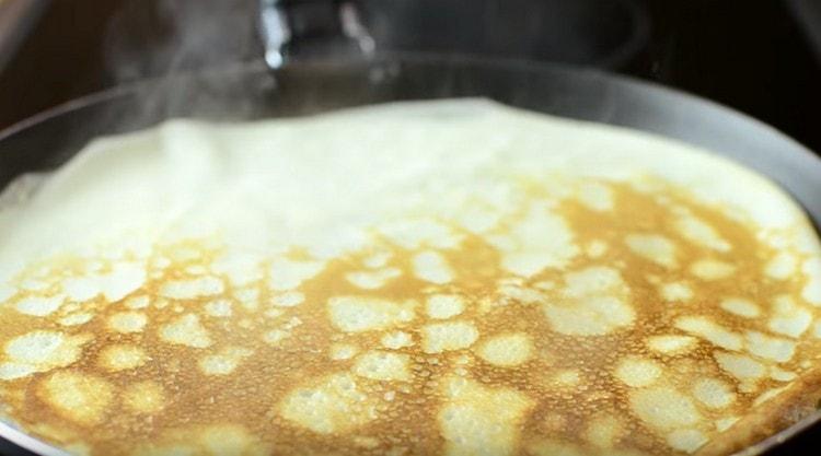 Fry pancakes on both sides.
