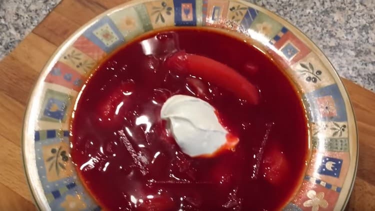 In such a borsch without cabbage when serving, you can add sour cream, as well as greens.