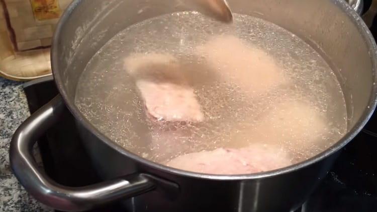 Cuire d'abord le bouillon de viande.