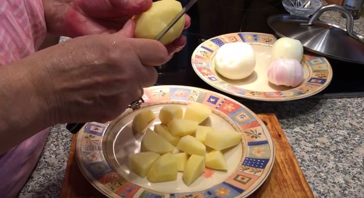 Nous coupons les pommes de terre en morceaux assez gros.