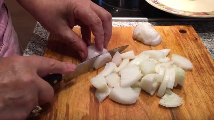 Onion cut into half rings.