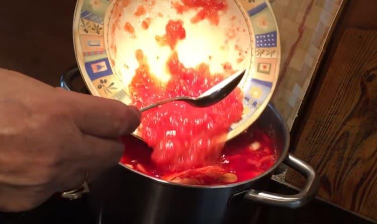 Mélanger la masse de tomates marinées avec des frites fraîches et les transférer dans la casserole.