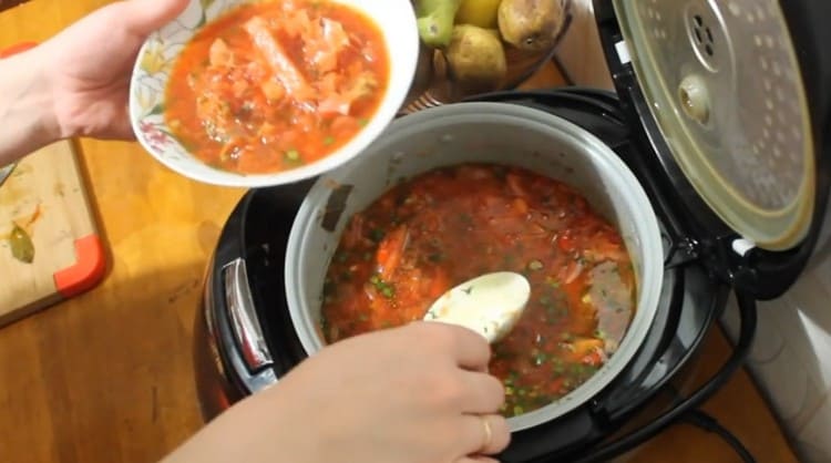 Aquí hay un borsch tan delicioso en una olla de cocción lenta que se puede cocinar en poco tiempo.