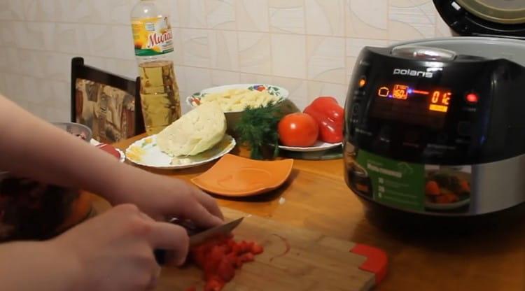 We cut the bell peppers in slices, add to the prepared ingredients.