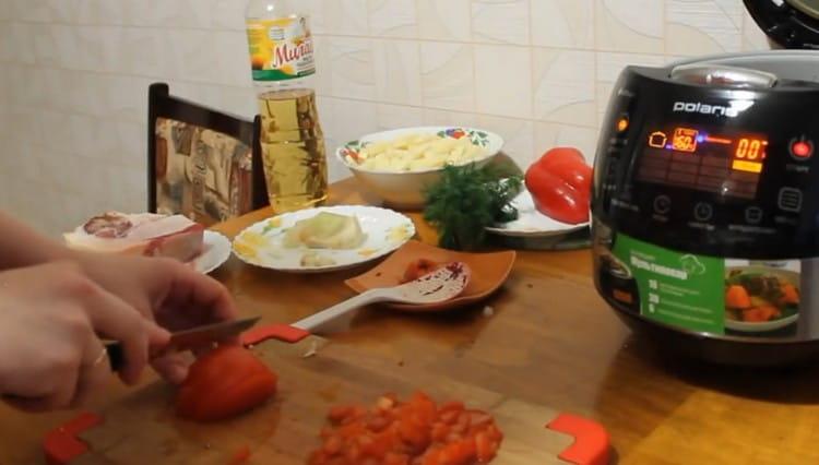 Cortar en dados el tomate y agregar al plato.