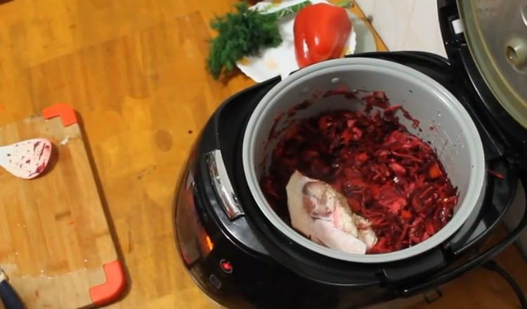 Para el caldo rico ponemos hueso de res en el futuro borsch.