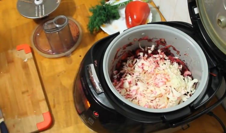 Shred the cabbage and lay it in the prepared vegetables.