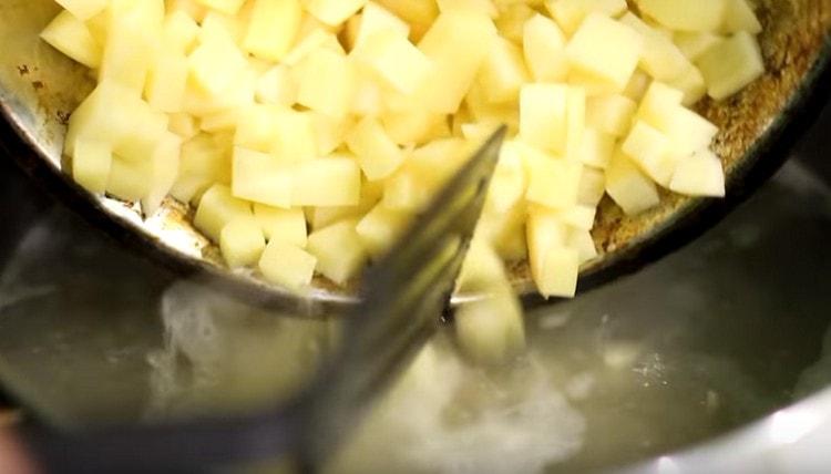 Add potatoes to the future borsch.