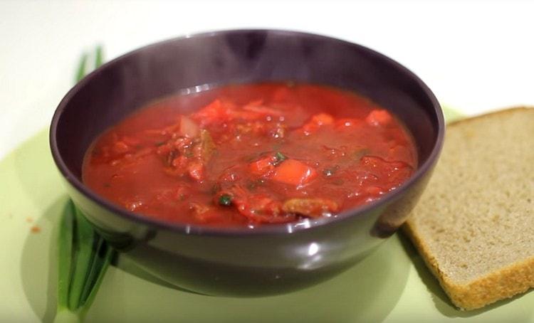 Pokušajte kuhati takav borscht prema klasičnom receptu s fotografijom.