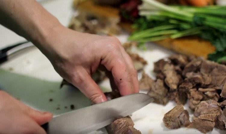 Lorsque la viande est prête, retirez-la et coupez-la en morceaux.