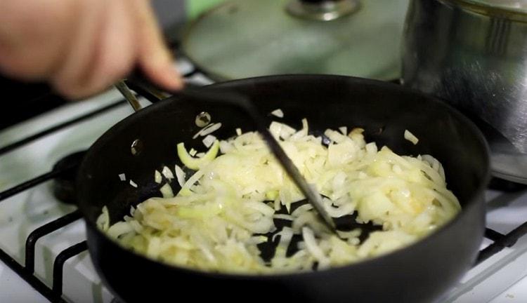 Moler la cebolla y, por separado de las remolachas, freírla en una sartén.