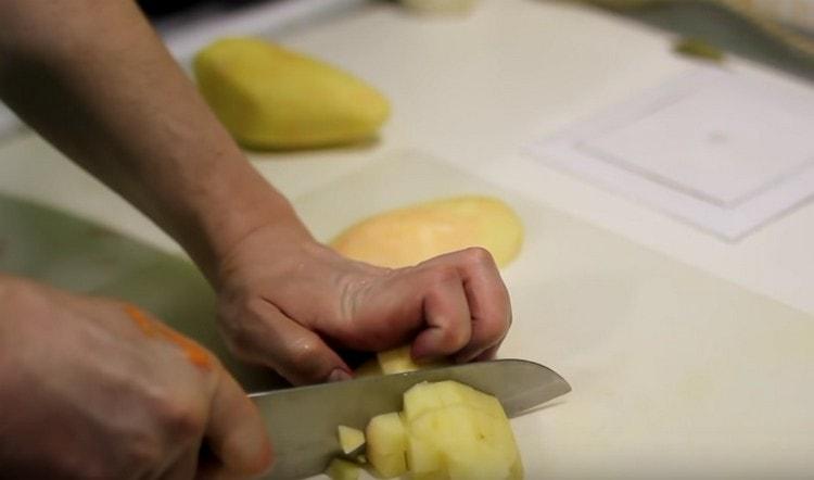 Couper les pommes de terre en dés.