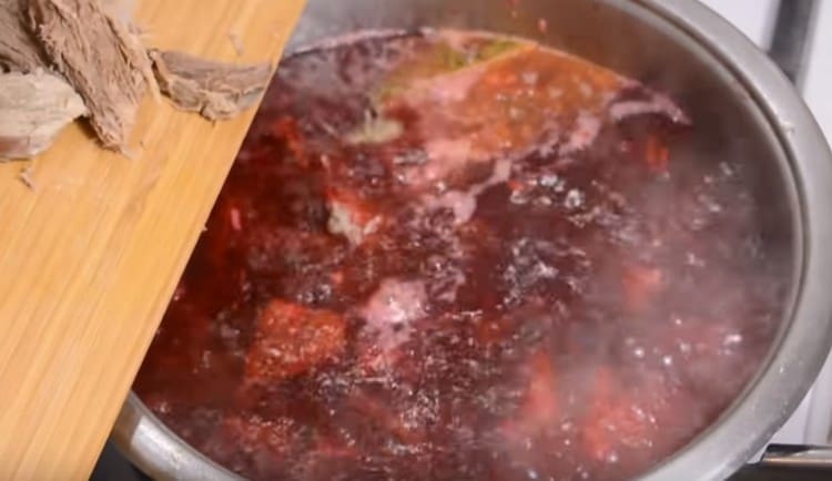 Cortamos en trozos la carne que retiramos del caldo y la enviamos a la sartén.