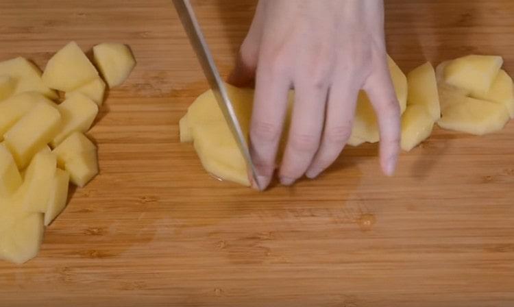 Cut potatoes into pieces.