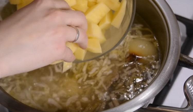 Add potatoes to the broth.
