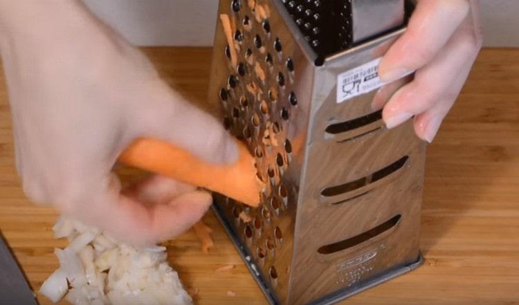 Grind the onion, grate three carrots.