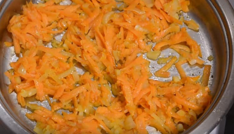 Freír las cebollas con zanahorias en una sartén con aceite vegetal.