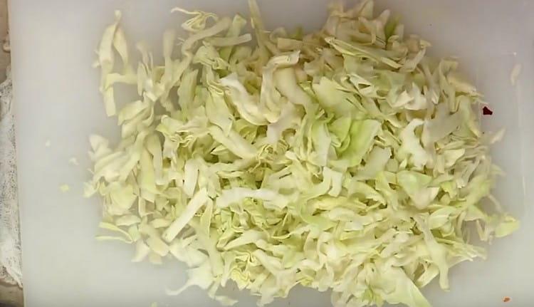 Shred finely cabbage.