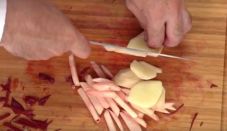 We cut peeled potatoes with cubes.