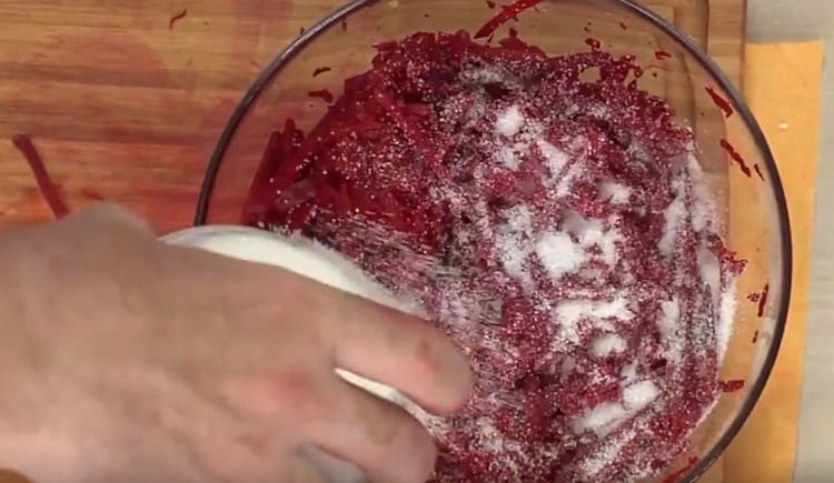 Sprinkle the chopped beets with sugar and pour over the lemon juice.