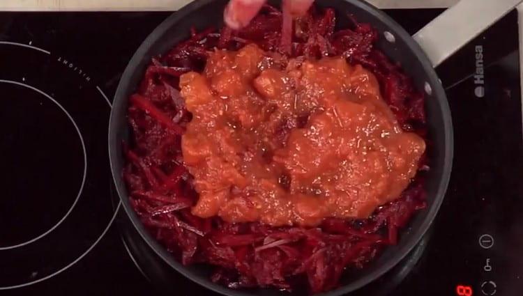 We pass beets in a pan with tomatoes.