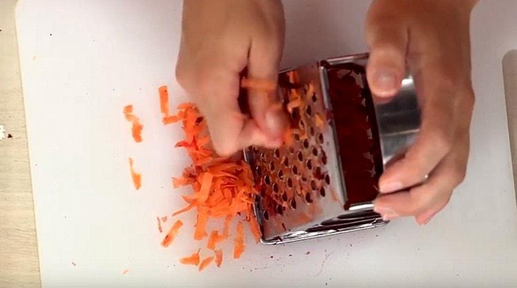 Rub the carrots on a grater.