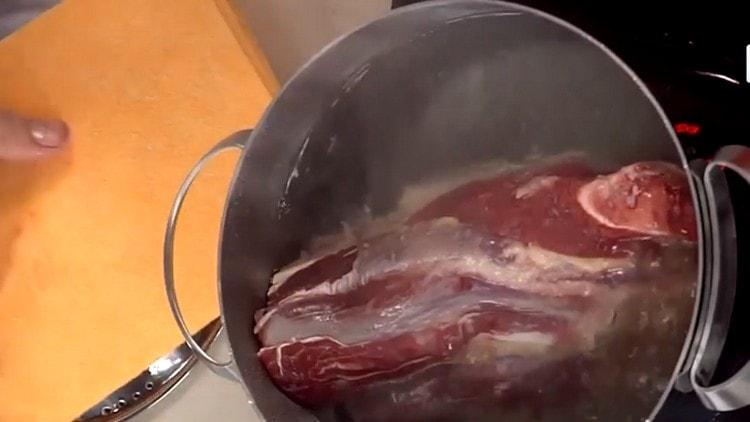 Primero, ponga la carne para cocinar.