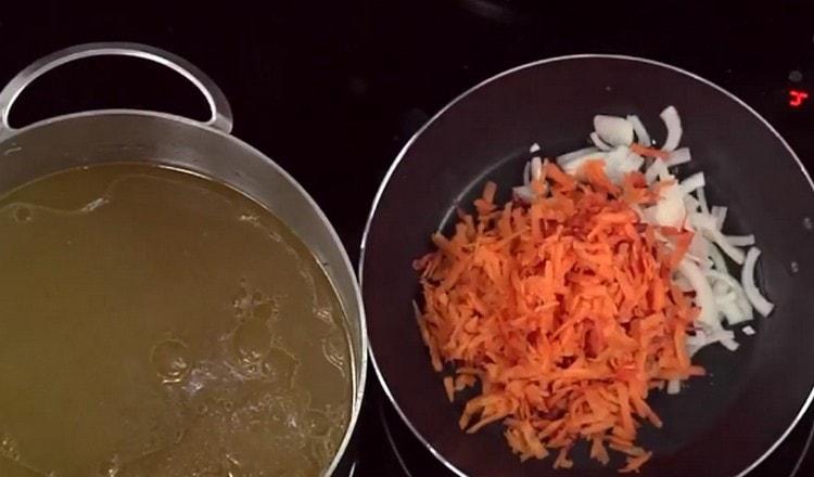 Dans une casserole, nous passons des oignons, des carottes et des poivrons.