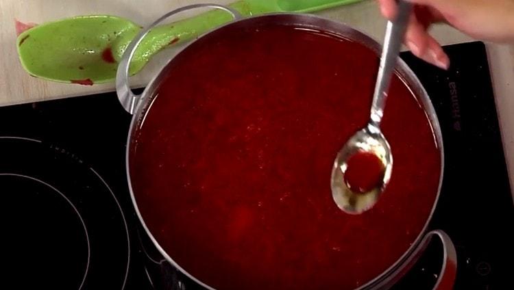 Retire el borsch del fuego y luego agregue especias al gusto.