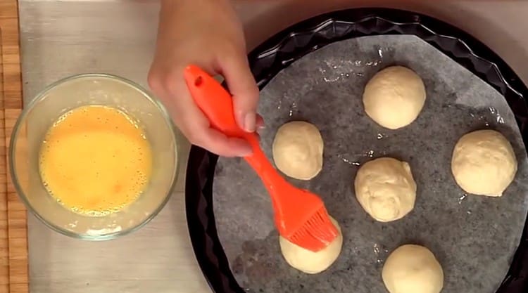 Lubrifiez les beignets avec du jaune fouetté.