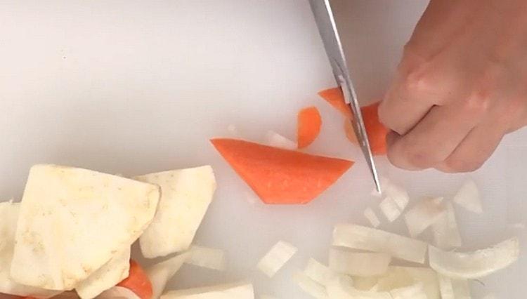 Couper le céleri, les carottes, la racine de persil.