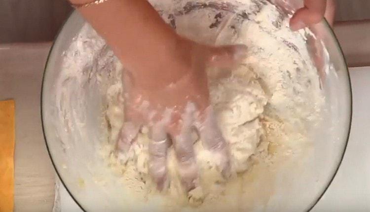 Ajouter la farine à la pâte finie et pétrir la pâte.