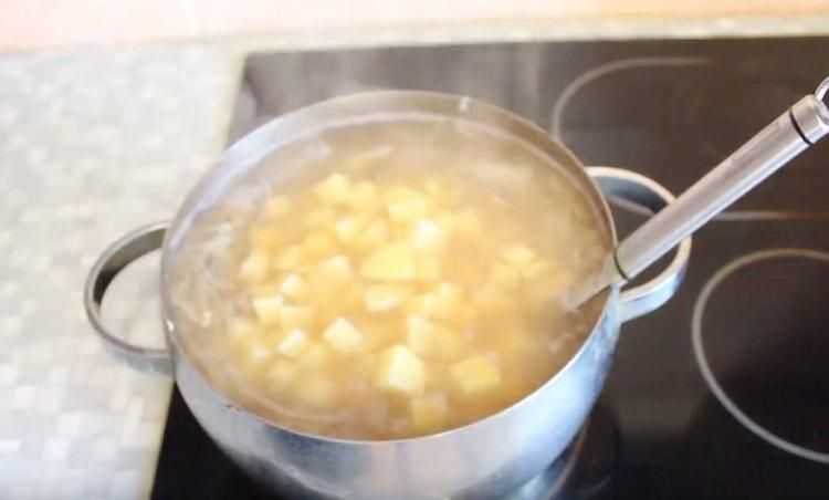 Cortamos las papas y también las agregamos al caldo.