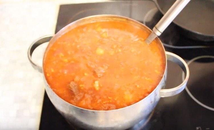 At the very end, add the garlic to the borsch for flavor.