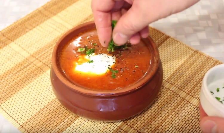 Lorsque vous servez du borsch avec des haricots, vous pouvez ajouter de la crème sure.