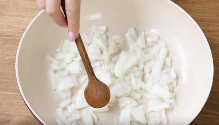 Finely chop the onion and fry it in vegetable oil.