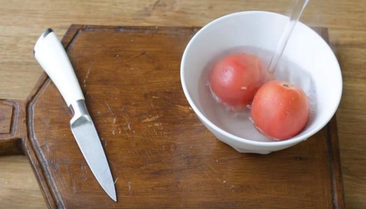 Versez de l'eau bouillante sur les tomates.